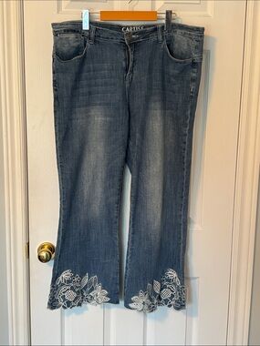 Cartise Embroidered Hem Capri Jeans